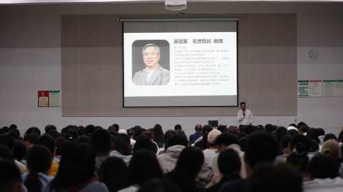 动画与传媒hbs红宝石平台庞定坤院长主持会议.jpg